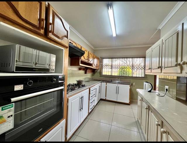 3 BEDROOM PROPERTY TO RENT IN BISLEY